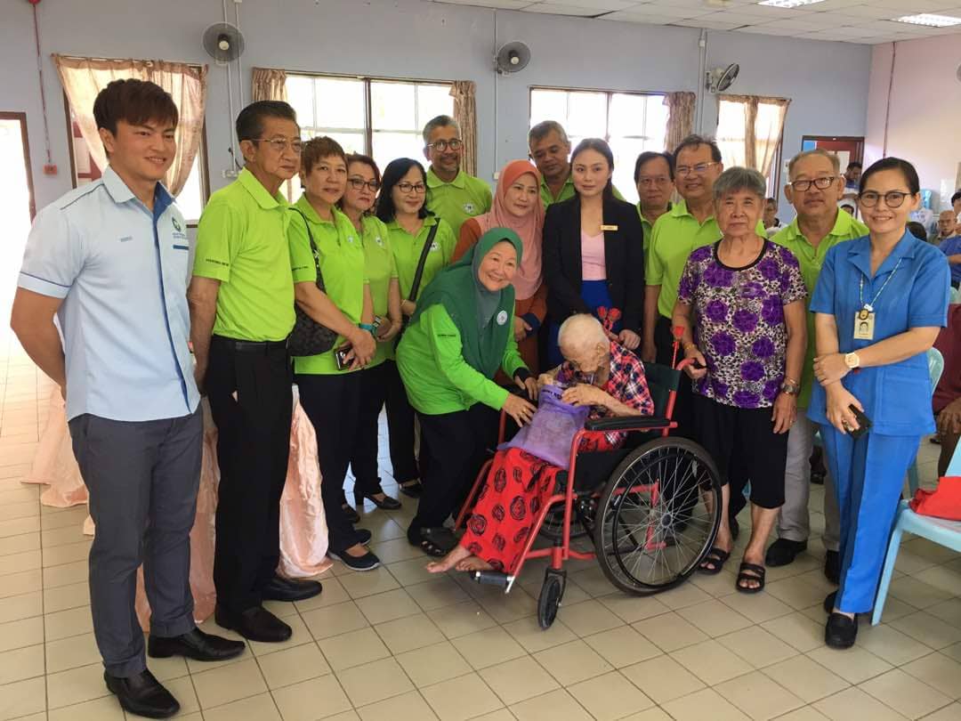 Wanita warga tua gembira sambut ulang tahun ke-100 | Sabah ...