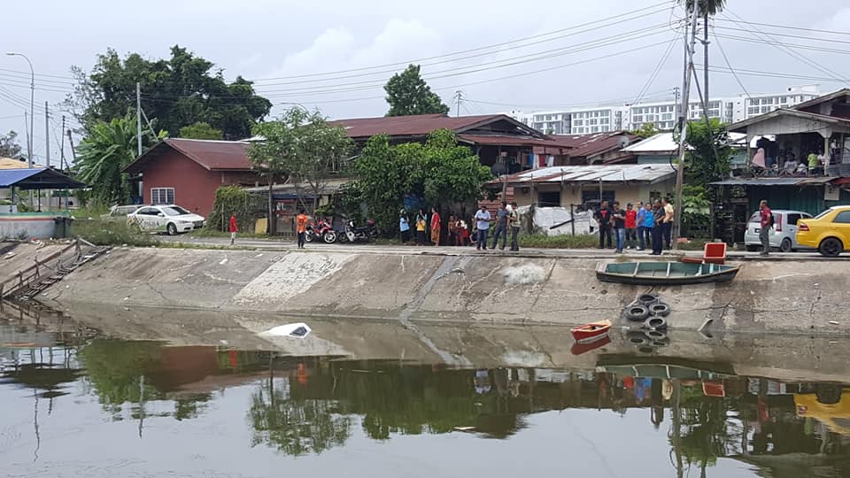 Kereta masuk sungai, lari dikejar polis  Sabah Post