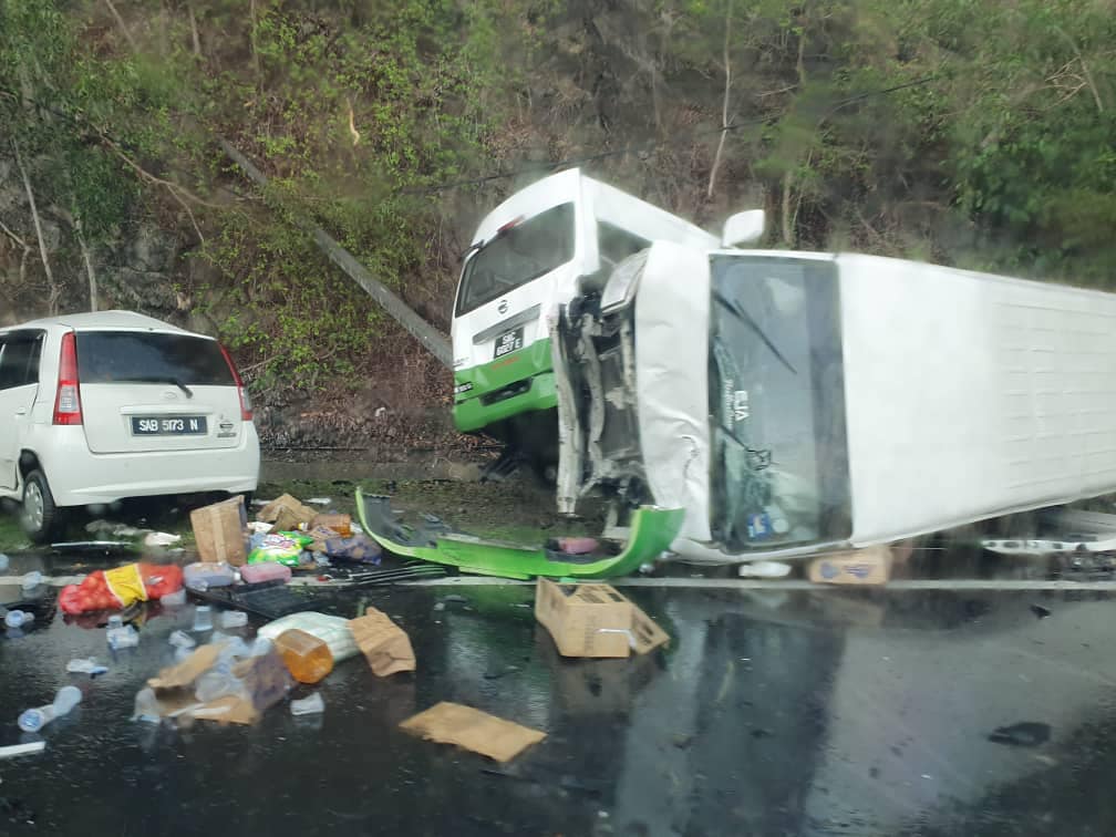 Dua Van Pelancong Antara Empat Kenderaan Nahas Dalam 