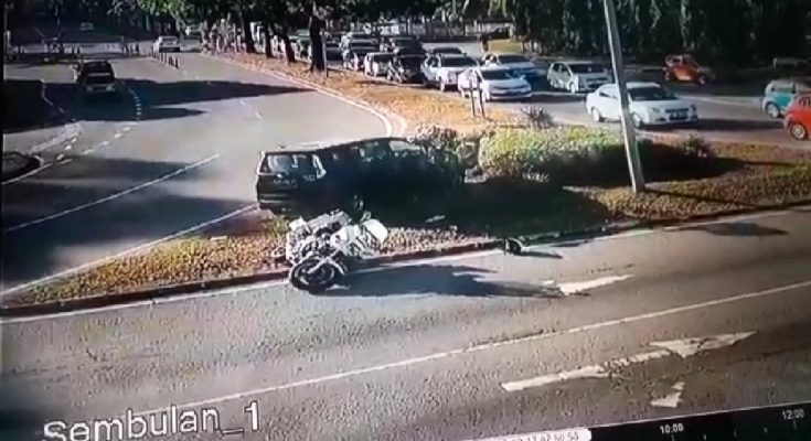 (VIDEO) Polis Trafik Selamat Selepas Dirempuh Alza Di 